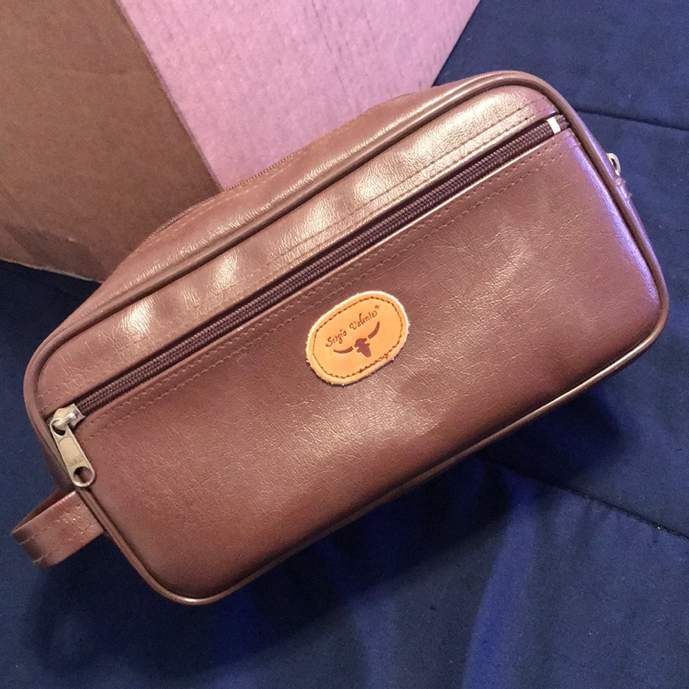 Men’s Sergio Valente toiletry bag. All zippers still work, no tears in material.